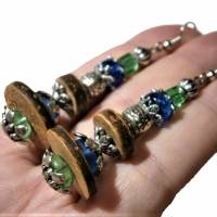 Ohrringe blau grün handgemacht aus Holz braun als Naturschmuck silberfarben Bild 3