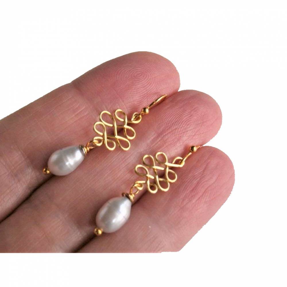 Ohrringe handgefertigt mit Perle weß Tropfen am keltischen Knoten goldfarben als Brautschmuck Perlenohrringe Bild 1