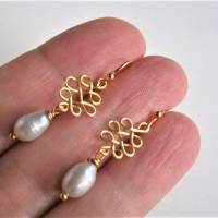 Ohrringe handgefertigt mit Perle weß Tropfen am keltischen Knoten goldfarben als Brautschmuck Perlenohrringe Bild 2