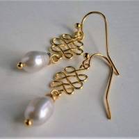 Ohrringe handgefertigt mit Perle weß Tropfen am keltischen Knoten goldfarben als Brautschmuck Perlenohrringe Bild 3