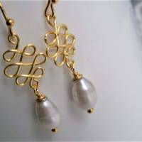 Ohrringe handgefertigt mit Perle weß Tropfen am keltischen Knoten goldfarben als Brautschmuck Perlenohrringe Bild 4