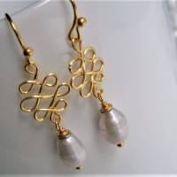 Ohrringe handgefertigt mit Perle weß Tropfen am keltischen Knoten goldfarben als Brautschmuck Perlenohrringe Bild 5