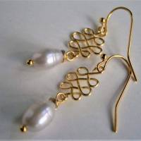 Ohrringe handgefertigt mit Perle weß Tropfen am keltischen Knoten goldfarben als Brautschmuck Perlenohrringe Bild 6