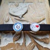 Armband aus 10mm breiten schwarzen Kork mit Buchstaben blauer Kranz und Kreuz gleich Liebe Slidern. Bild 1