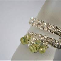 Ring mit Peridot pastell grün im Spiralring verstellbar silberfarben wirework Daumenring Bild 1