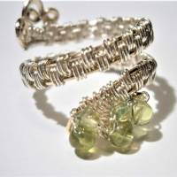 Ring mit Peridot pastell grün im Spiralring verstellbar silberfarben wirework Daumenring Bild 2