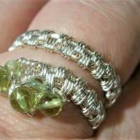 Ring mit Peridot pastell grün im Spiralring verstellbar silberfarben wirework Daumenring Bild 5