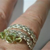 Ring mit Peridot pastell grün im Spiralring verstellbar silberfarben wirework Daumenring Bild 6