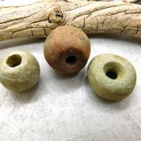 3 antike Stein-Perlen aus der Sahara - sandfarben, rotbraun - authentische Sahara-Steine Bild 2