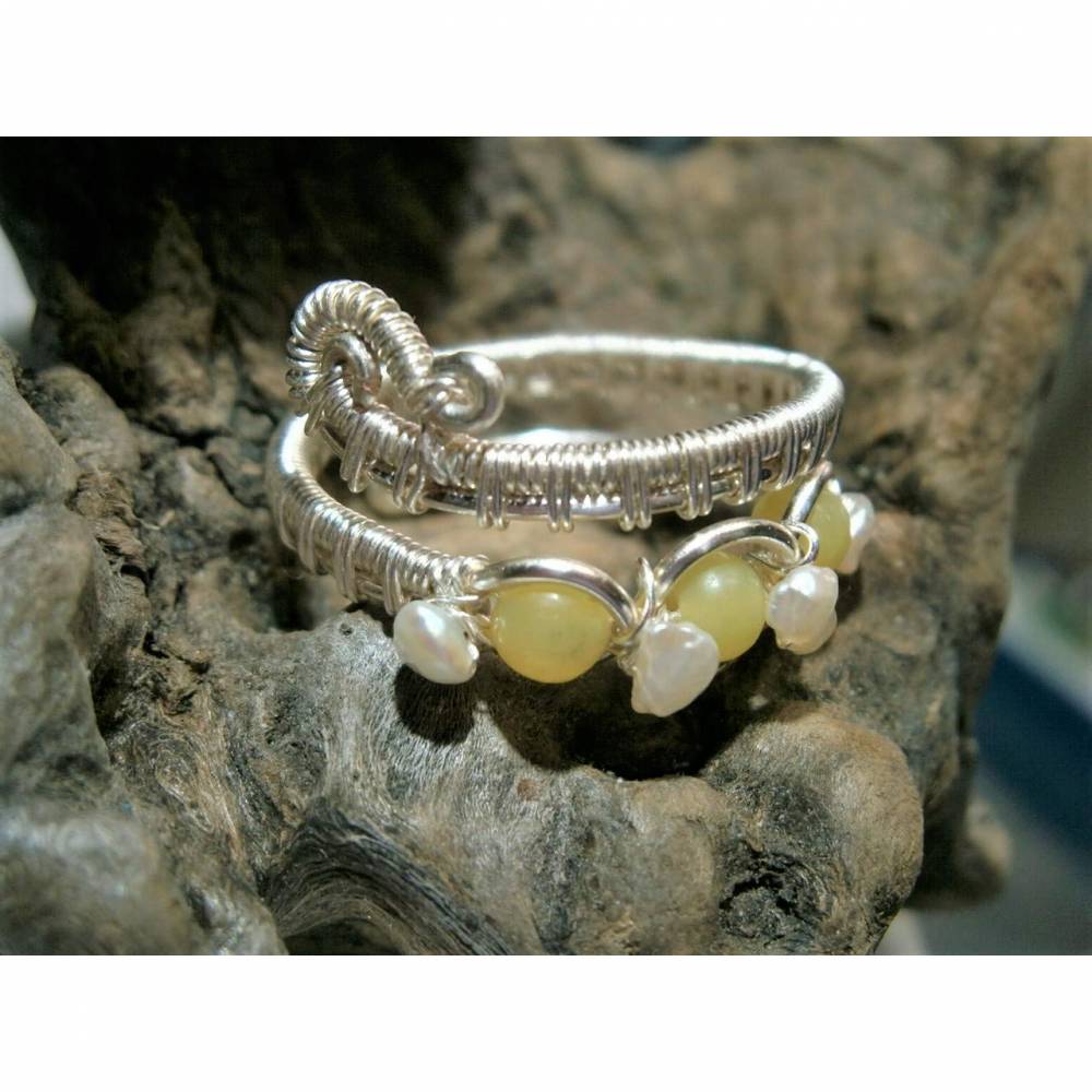 Ring mit Jade hellgrün und Keshiperlen weiß im großen Spiralring silberfarben Daumenring Bild 1