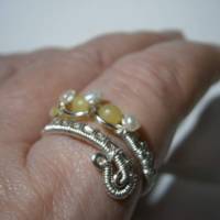 Ring mit Jade hellgrün und Keshiperlen weiß im großen Spiralring silberfarben Daumenring Bild 4