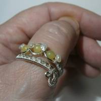 Ring mit Jade hellgrün und Keshiperlen weiß im großen Spiralring silberfarben Daumenring Bild 5