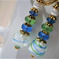 Ohrringe blau weiß Lampwork Glasperlen grün gestreift handgemacht zum Hippy boho look Bild 2