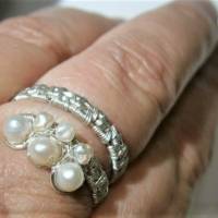 Ring handgefertigt mit Perlen weiß im Spiralring silberfarben Perlenring wirework filigran im boho hippy look Bild 3