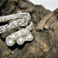 Ring handgefertigt mit Perlen weiß im Spiralring silberfarben Perlenring wirework filigran im boho hippy look Bild 4