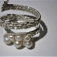 Ring handgefertigt mit Perlen weiß im Spiralring silberfarben Perlenring wirework filigran im boho hippy look Bild 6