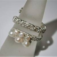 Ring handgefertigt mit Perlen weiß im Spiralring silberfarben Perlenring wirework filigran im boho hippy look Bild 8