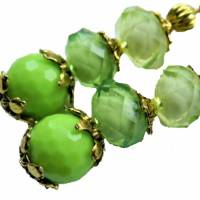 Funkelnde Ohrringe grün Acryl facettiert Einzelstück handgemacht hellgrün an goldfarben Bild 2