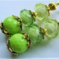Funkelnde Ohrringe grün Acryl facettiert Einzelstück handgemacht hellgrün an goldfarben Bild 3