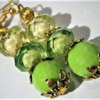Funkelnde Ohrringe grün Acryl facettiert Einzelstück handgemacht hellgrün an goldfarben Bild 4