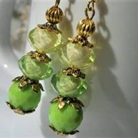 Funkelnde Ohrringe grün Acryl facettiert Einzelstück handgemacht hellgrün an goldfarben Bild 6
