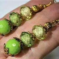 Funkelnde Ohrringe grün Acryl facettiert Einzelstück handgemacht hellgrün an goldfarben Bild 7