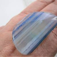 Ring blau grau gestreift handgefertigt mit 45 x 25 Millimeter großem Achat freeform Stein Designschmuck Bild 2