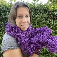 flippiger Schal in Rüschenoptik- handmade - aus Trendgarn - für Damen / Kinder Bild 2