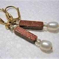 Ohrringe Perlen weiß mit funkelndem Goldfluss Stick Doublé handgemacht Bild 3