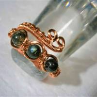 Ring handgemacht mit Labradorit khaki grün im Spiralring Kupfer rosegoldfarben wirework Daumenring Bild 3