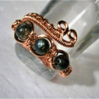 Ring handgemacht mit Labradorit khaki grün im Spiralring Kupfer rosegoldfarben wirework Daumenring Bild 4