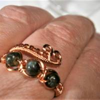 Ring handgemacht mit Labradorit khaki grün im Spiralring Kupfer rosegoldfarben wirework Daumenring Bild 5