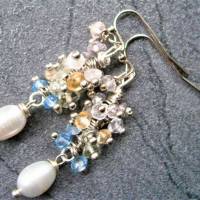 Ohrringe handgemacht Edelstein Mix pastell um weiße Perle als Traube aus Amethyst Citrin Rosenquarz Blautopas Bild 3