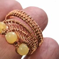 Ring mit Jade hellgrün im Spiralring handgewebt kupfer rotgoldfarben boho chic wirework Daumenring Bild 3