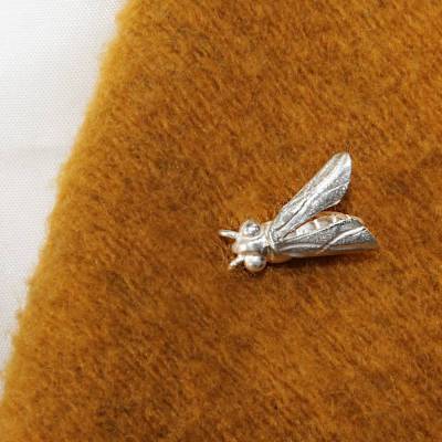 Eine „Silber-Biene“ als Pin ans Revers für Natur- und Insektenfreunde aus der THEMEN-SCHMUCK-Serie nachhaltig in Silber