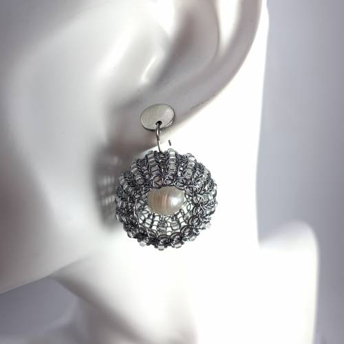 SEEIGEL - hand gestrickte OHRRINGE aus graphitfarbenem Kupferdraht mit transparenten Rocailles und einer Süßwasserperle