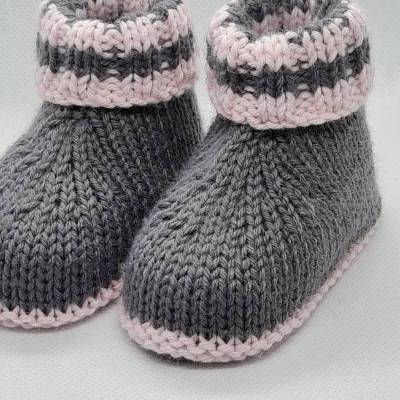 graue Babyschuhe mit hellrosa Streifen aus super weichem Babygarn von Hand gestrickt Größe 3-6 Monate