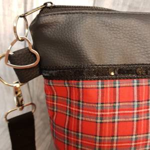 Kleine Handtasche schwarz rot schottenkaro  Umhängetasche  schwarz Tasche mit Anhänger Kunstleder rockabilly Bild 5