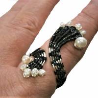 Ring verstellbar schwarz weiß mit Perlen handgewebt im Spiralring als Geschenk Bild 1