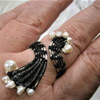 Ring verstellbar schwarz weiß mit Perlen handgewebt im Spiralring als Geschenk Bild 6