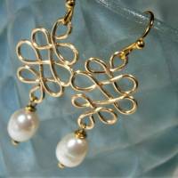 Perlenohrringe mit Perle weiß an celtic knot handgemacht in goldfarben Brautschmuck Bild 1