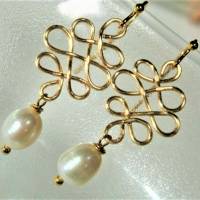 Perlenohrringe mit Perle weiß an celtic knot handgemacht in goldfarben Brautschmuck Bild 2