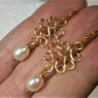 Perlenohrringe mit Perle weiß an celtic knot handgemacht in goldfarben Brautschmuck Bild 3