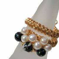 Ring Perlen weiß und Obsidian schwarz handgemacht Spiralring goldfarben  boho Perlenring Bild 2