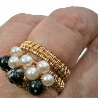 Ring Perlen weiß und Obsidian schwarz handgemacht Spiralring goldfarben  boho Perlenring Bild 4