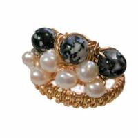 Ring Perlen weiß und Obsidian schwarz handgemacht Spiralring goldfarben  boho Perlenring Bild 5