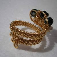 Ring Perlen weiß und Obsidian schwarz handgemacht Spiralring goldfarben  boho Perlenring Bild 6