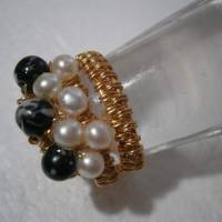 Ring Perlen weiß und Obsidian schwarz handgemacht Spiralring goldfarben  boho Perlenring Bild 7