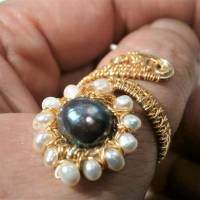Ring Perle grau peacock und Keshiperlen weiß handgemacht Spiralring goldfarben verstellbar boho Perlenring Bild 4