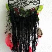 Boho Traumfänger, Dreamcatcher, Sonnenfänger, Wandbehang mit Spitze und Blumen in schwarz/rot Bild 4